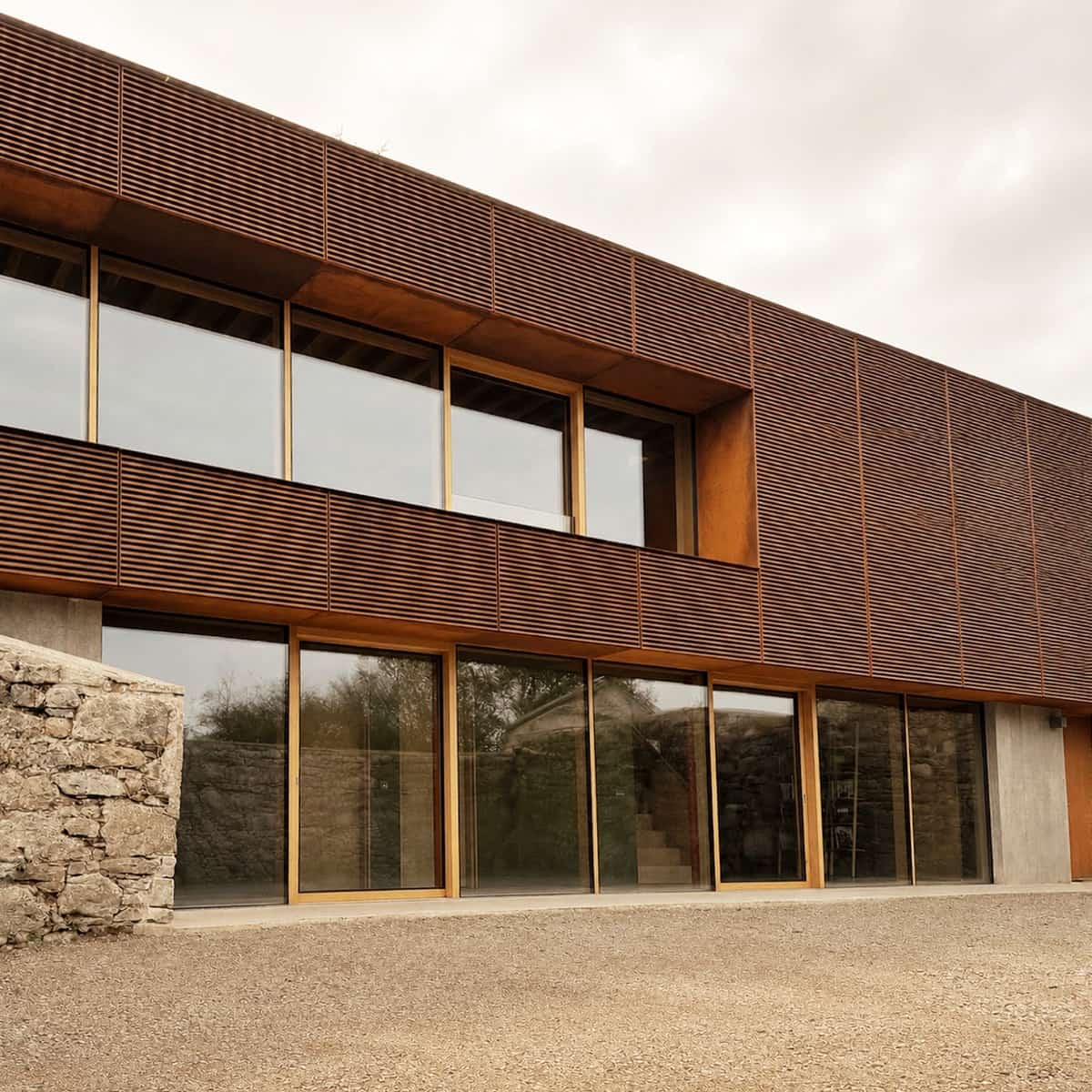 An outside view on the vantage modern oak windows and doors used for Skye Retreat project