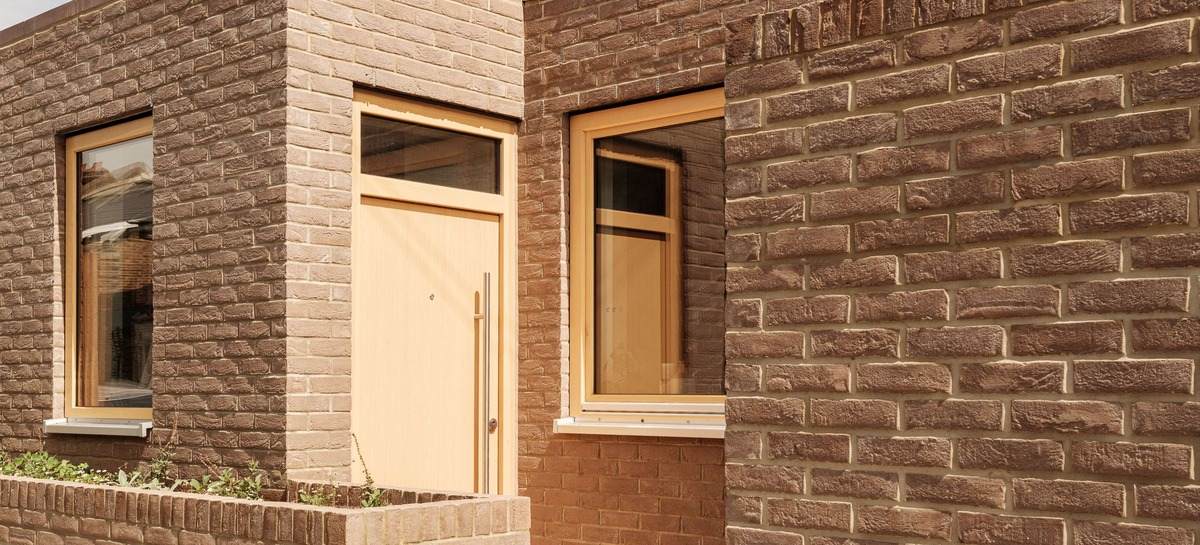 A view on the entrance door and Vantage Classic timber windows of the Urban Retreat project