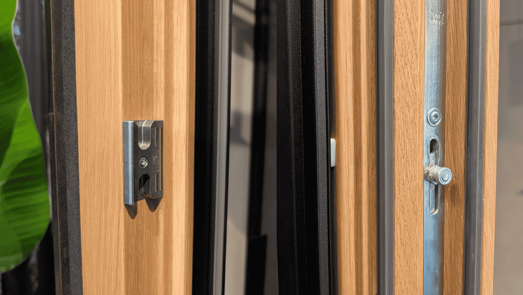 A locking keep and the adjustable locking cam
