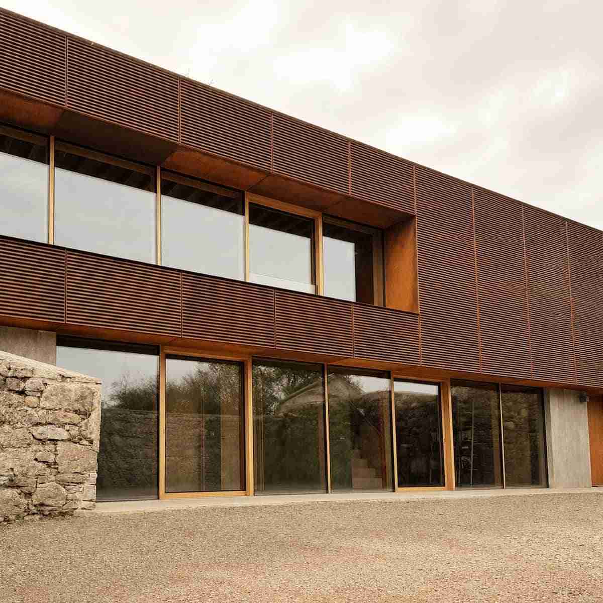 An outside view on the vantage modern oak windows and doors used for Skye Retreat project